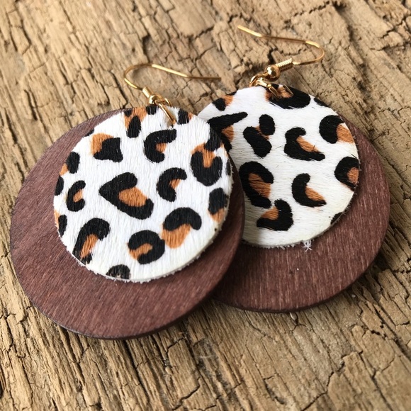 🌻4/$20 Earrings Circle Style Faux White Leopard - Picture 4 of 6